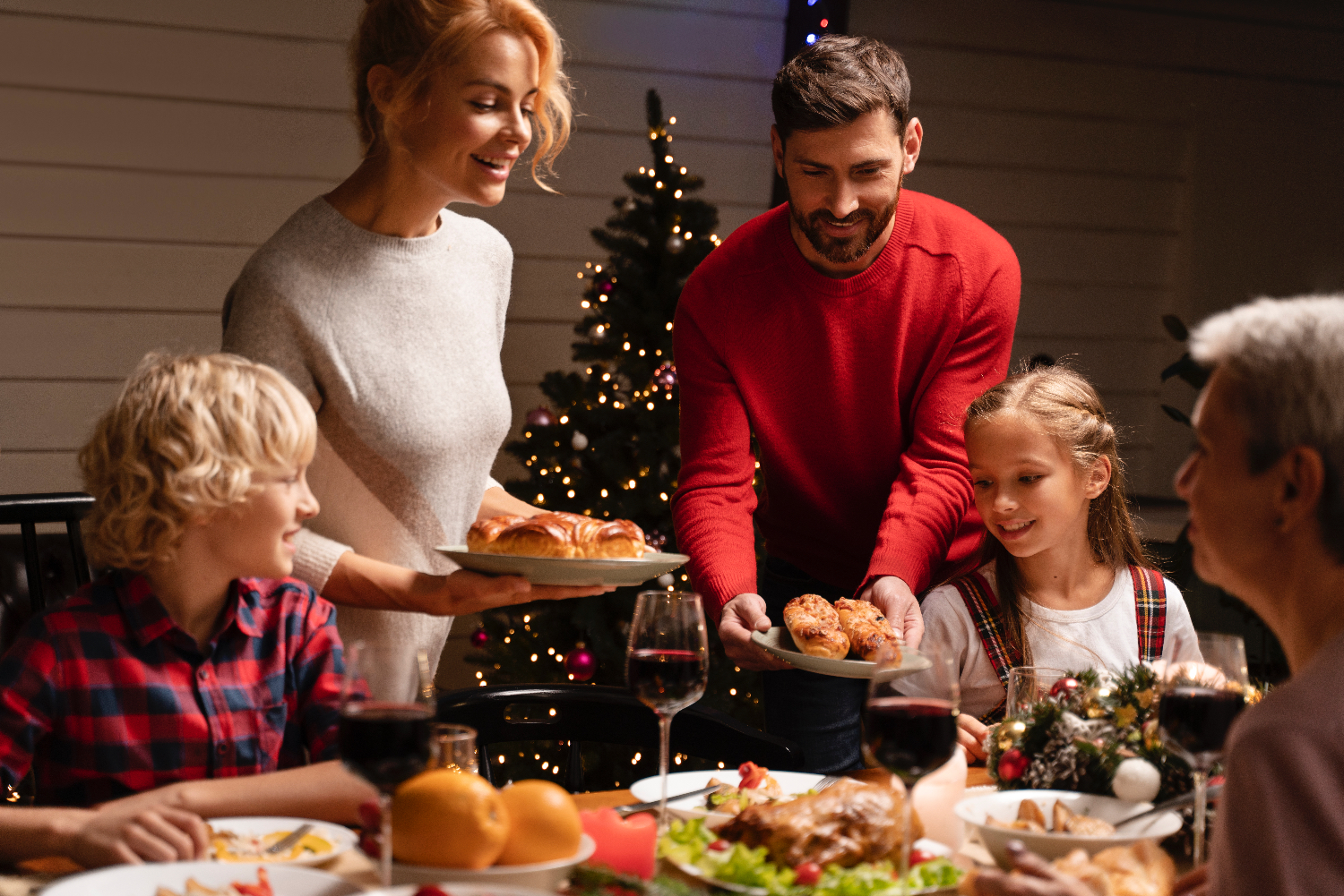Trucos para eliminar manchas comunes de las fiestas: vino, grasa y más